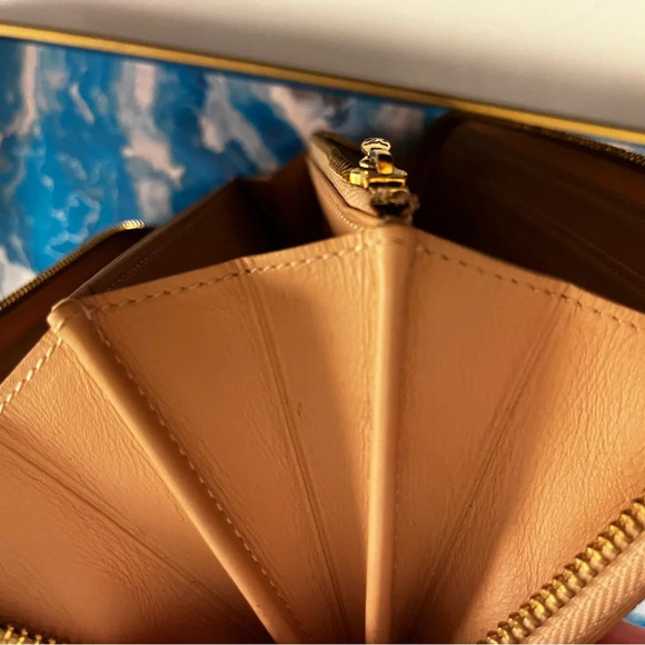⭐️ Louis Vuitton Authentic tan/butterscotch zippy Vernis wallet GUC - Picture 4 of 16